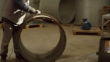 Grinder 'la Çalışmak, ağır çekimde metal kesen bir adamın yakın çekim görüntülerini sergiliyor..