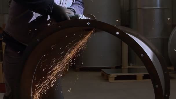 与研磨机一起工作是一个惊人的库存视频 展示了一个人在研磨机切割金属时慢动作射击的镜头 — 图库视频影像