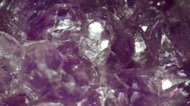 Ametist Yakından. Koyu arkaplanda dönen bir Ametist kayasının yakın görüntüsü.
