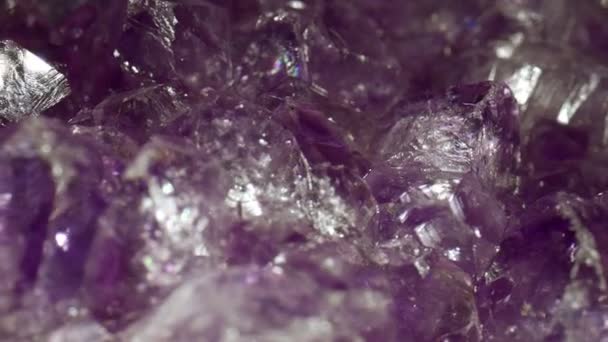 紫水晶特写特写黑暗背景下旋转的紫水晶岩石近景 — 图库视频影像