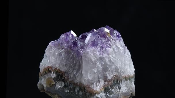 紫水晶特写特写黑暗背景下旋转的紫水晶岩石近景 — 图库视频影像