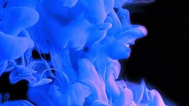 Mavi mürekkep sıçraması. Siyah arkaplanda suya mavi mürekkep sıçramış.