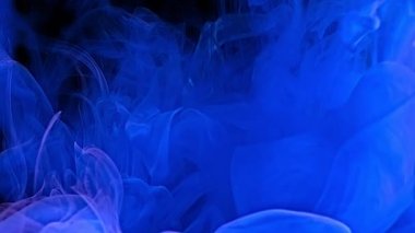 Siyah arkaplanda suya mavi mürekkep sıçramış.