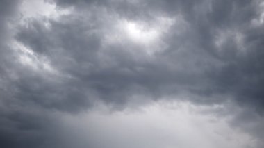 Gökyüzündeki kara bulutlar. Bu stok video onlar gökyüzünde hareket ederken karanlık bulutların bir timelapse gösterir.