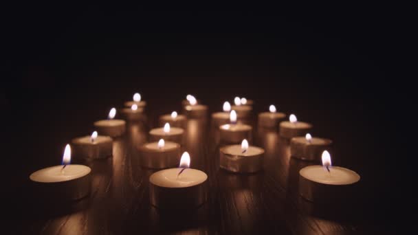 Lilin Teh Kecil Perlahan Terbakar Latar Belakang Yang Tidak Fokus — Stok Video
