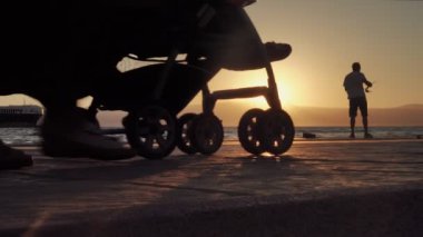 Balıkçı olta atıyor. Bu görüntü, denize olta atan bir adamın görüntüsü. Çekim güneşe karşı, böylece seyirci orta yaşlı bir adamın balık tutarken ki siluetini ve içinden geçenleri görebilir.