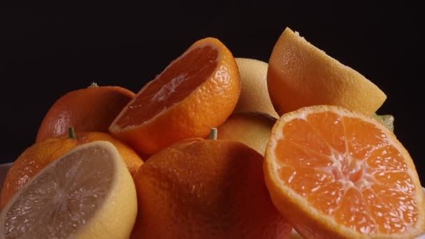 Meyveler Dönüyor Stok Video Portakallar Mandalina Greyfurt Yavaş Yavaş Siyah — Stok video