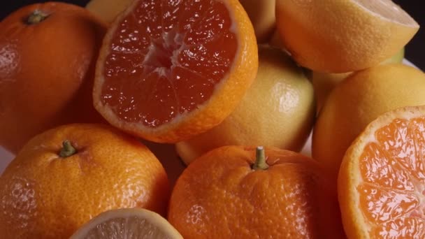 Meyveler Dönüyor Stok Video Portakallar Mandalina Greyfurt Yavaş Yavaş Siyah — Stok video