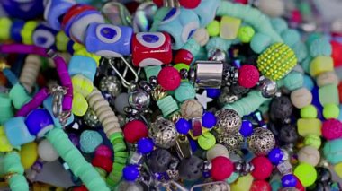 Mücevherler. Yakın plan. Dönen renkli mücevherlerin yakın görüntüsü.