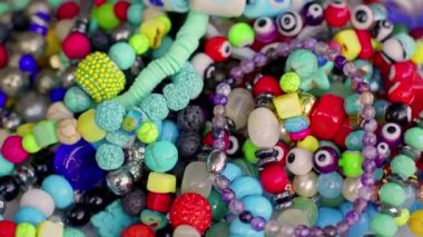 Mücevherler. Yakın plan. Dönen renkli mücevherlerin yakın görüntüsü.