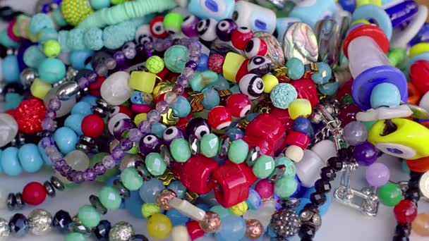 Biżuteria Bliska Close Widok Niektórych Kolorowych Biżuterii Obracających Się — Wideo stockowe