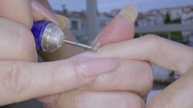 Manikürcü Tırnak Emici. Bu stok videosu bir manikürcünün ellerinin müşterinin tırnak derisini yüzüşünü gösteriyor..