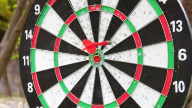 Dart Oyunu Kapan. Bahçede dart oynuyorum..