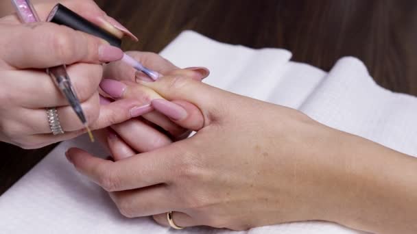 Nagellack Nahaufnahme Eines Nagellacks Mit Maniküren — Stockvideo