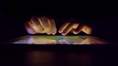 Tablet Bilgisayarda Oynayan Çocuk. Bu video klipte dokunmatik ekranda oyun oynayan bir çocuk var..