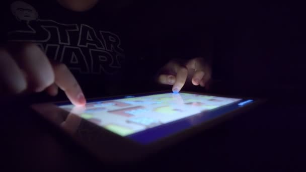 Niño Jugando Tablet Computer Este Video Muestra Chico Disfrutando Del — Vídeos de Stock