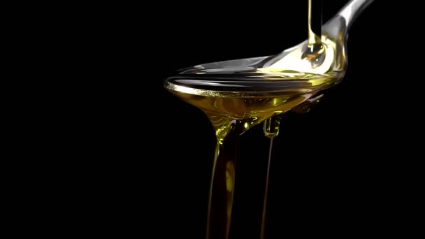 Оливкова Олія Наливається Ложку Над Чорним Тлом Повільному Русі — стокове відео