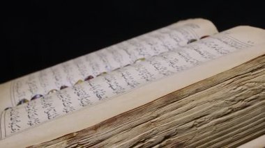 Qouran Kitap ve tespih duası. 4K Kararı 38402160 Qouran kitabı ve koyu arkaplanda dönen tespih..