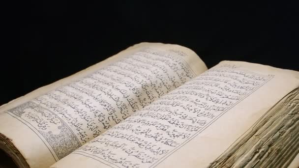 Поворот Книги Курана Разрешение 38402160 Qouran Книга Вращается Темном Фоне — стоковое видео