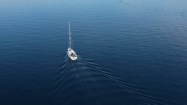 ブルーオーシャンの帆船 このストックビデオは 海のオープンウォーターに沿って動く帆船の空中を示しています — ストック動画