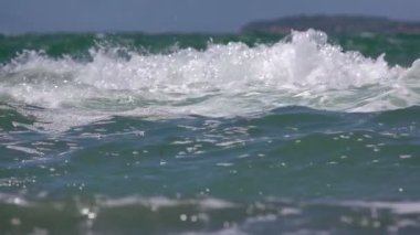 Deniz dalgaları çok güzel bir yavaş çekim videosudur..