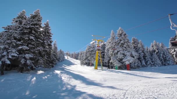 Ski Lift Carrying People Snowy Mountain Skiers Goint Mountain Ski — Stok Video