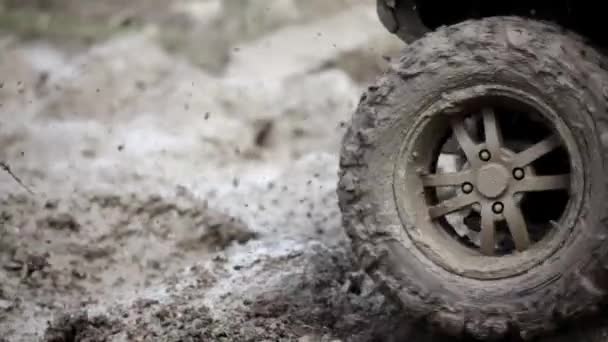 Racing Atv Atv Vehicle Stuck Mud Skidding — стоковое видео