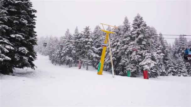 Schöne Aussicht Auf Den Winter Skilift Auf Den Berg Und — Stockvideo