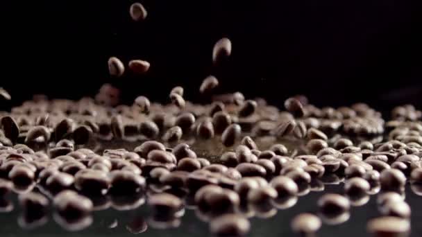 Ziarna Kawy Spadające Czarne Lustro Czarnym Tle Zwolnionym Tempie — Wideo stockowe