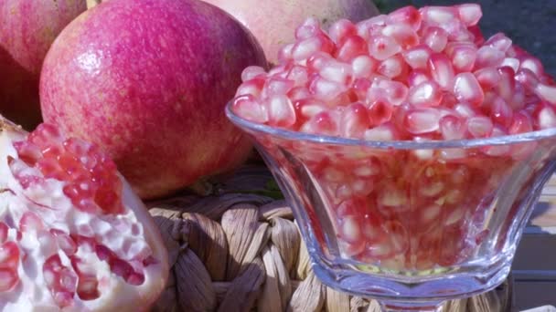 Granaatappel Verdeeld Gedispergeerd Sap Geperst Granaatappel Fruit Tafel Tuin — Stockvideo