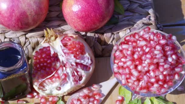 Granada Dividida Dispersa Jugo Exprimido Fruta Granada Mesa Jardín — Vídeo de stock