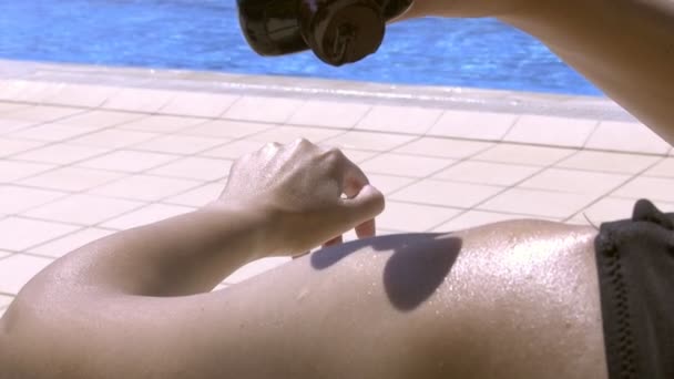 Una Donna Che Gode Sole Una Giornata Sole Piscina Applicando — Video Stock