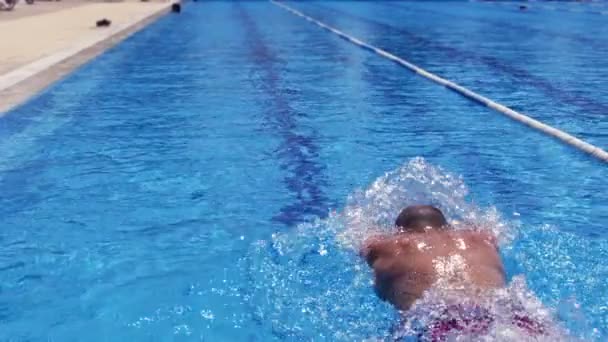 Man Swimming Swimming Pool Slow Motion — ストック動画