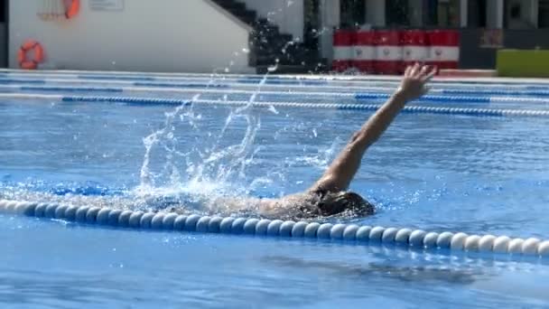 Woman Swimming Deep Blue Pool Clear Transparent Cool Water Backdrop — Vídeos de Stock