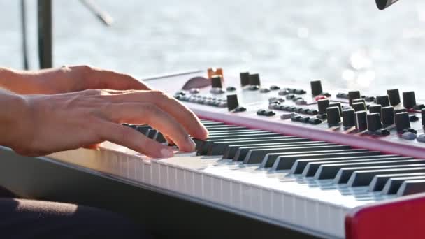 Close Keyboard Player Hands Παίζοντας Rock Μουσική Πληκτρολόγιο Στη Συναυλία — Αρχείο Βίντεο