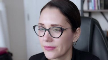 Kadın bilgisayarı üzerinde çalışıyor. Kadın internete bağlandı ve internette sörf yapıyor. Ekranı okuyor, klavyede yazıyor. Muhtemelen çalışıyordur, çalışıyordur, öğreniyordur..