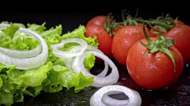 Marul, domates ve soğandan yapılmış taze ve lezzetli bir salata. Kamera yankılanır ve güzel bir manzarada durur..