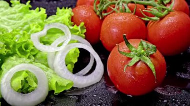 Marul, domates ve soğandan yapılmış taze ve lezzetli bir salata. Kamera yankılanır ve güzel bir manzarada durur..