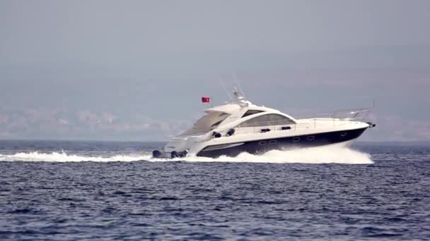 Luxury White Speed Boat Cruising High Speed Blue Sea Роскошный — стоковое видео