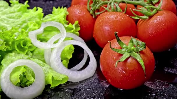 Čerstvý Chutný Salát Salátem Rajčaty Cibulí Fotoaparát Pánve Zastavit Pěkném — Stock video