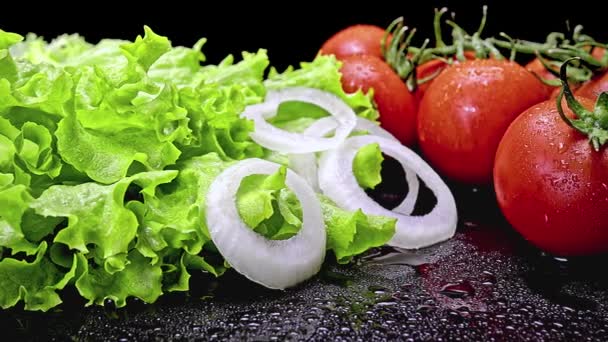 Insalata Fresca Gustosa Base Lattuga Pomodoro Cipolla Padelle Fermarsi Una — Video Stock