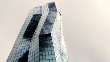 Gökdelen. Bulutlu ve mavi gökyüzü olan şehrin zaman çizelgesi.