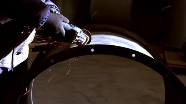 Grinder 'la Çalışmak, ağır çekimde metal kesen bir adamın yakın çekim görüntülerini sergiliyor..