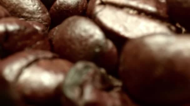 Café Grains Macro Shot Sonde Lentille Glisser Intérieur Des Haricots — Video