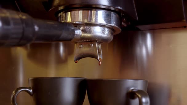 Espressokaffe Från Espressomaskinen Jag Kokar Färskt Kaffe Från Kaffemaskin Närbild — Stockvideo