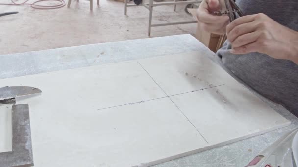 Rysunek Panelu Gipsowym Pracownica Pracująca Nad Blachą Gipsową Metalowymi Kompasami — Wideo stockowe