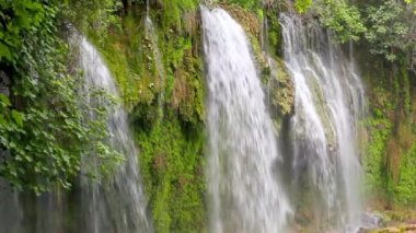 Kurunlu Şelalesi, Antalya, Türkiye. Ormanda saf tatlı su şelalesi. Ses dahil.