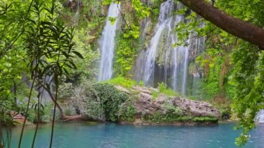Kurunlu Şelalesi, Antalya, Türkiye. Ormanda saf tatlı su şelalesi. Ses dahil.