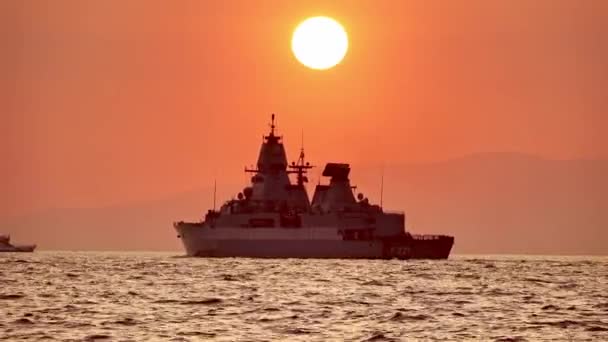 Savaş Gemisinin Günbatımındaki Silueti Kızıl Gökyüzünden Geçen Savaş Gemisi Feribot — Stok video