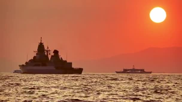 Savaş Gemisinin Günbatımındaki Silueti Kızıl Gökyüzünden Geçen Savaş Gemisi Feribot — Stok video